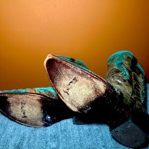 Beautiful women’s cowboy boots. Barely worn. Size 9 1/2 half.